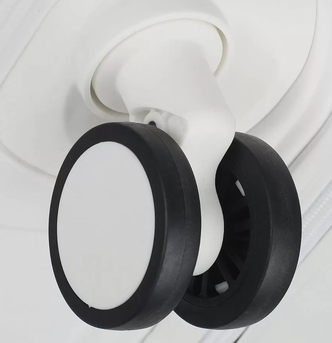 47B-010-420 Чемодан 4-х колесный (Белый/37*55*22/полипропилен/S/2,5 кг/35 литров/Eberhart)